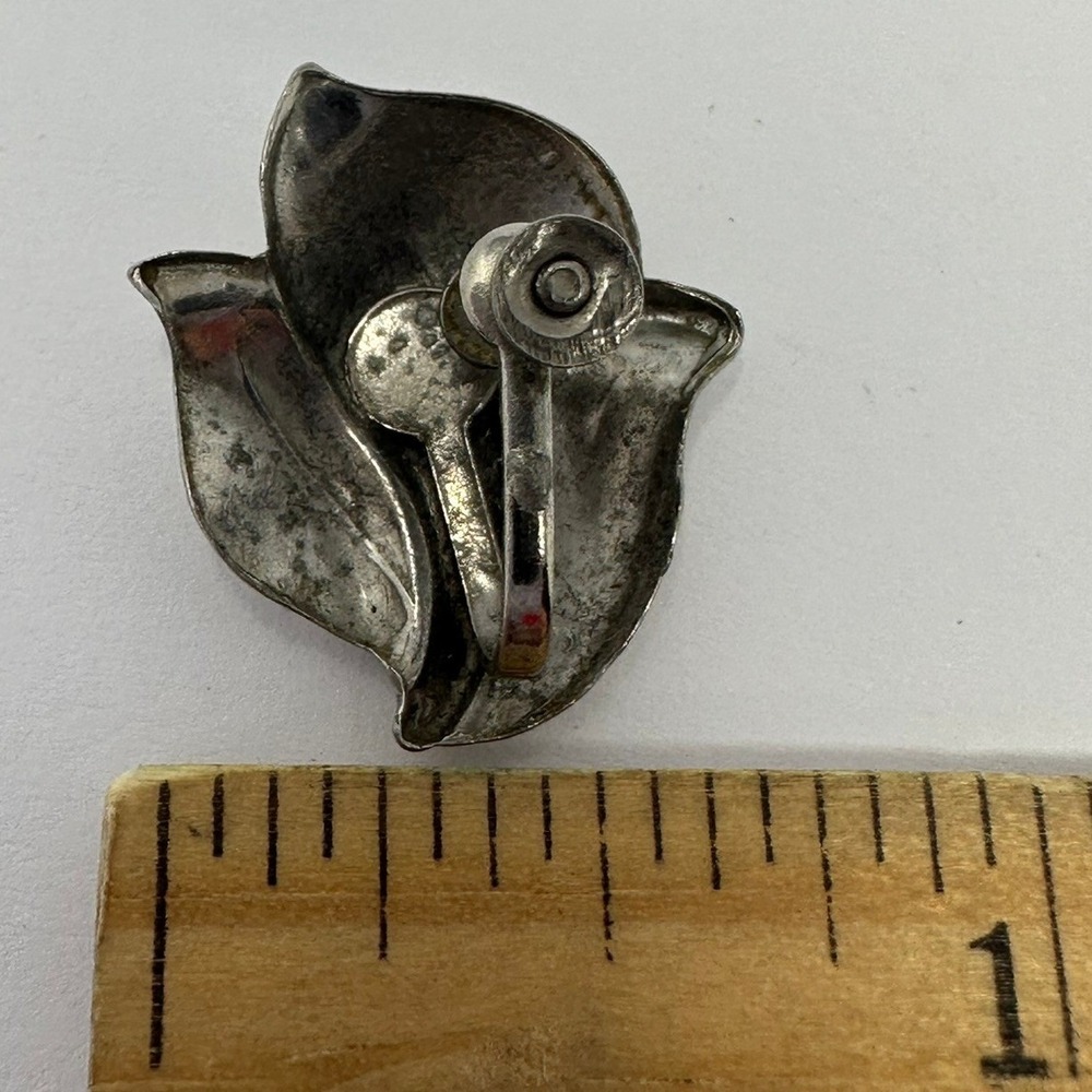 Vintage Silver Tone Leaf Petal Screw Back Earrings Mid Century Retro Jewelry A2 - Picture 4 of 4